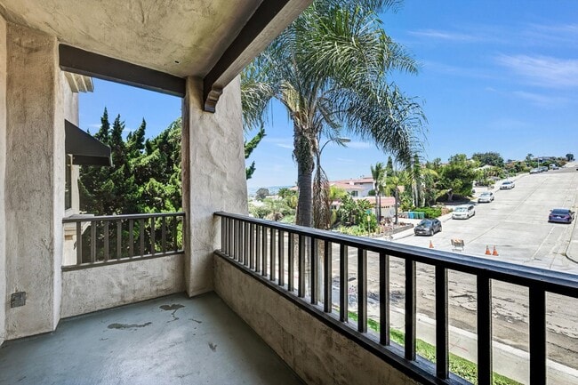 Building Photo - $500 MOVE IN SPECIAL! Large 2 Bedroom, 2 Bath Condo - Walk to Mission Bay!