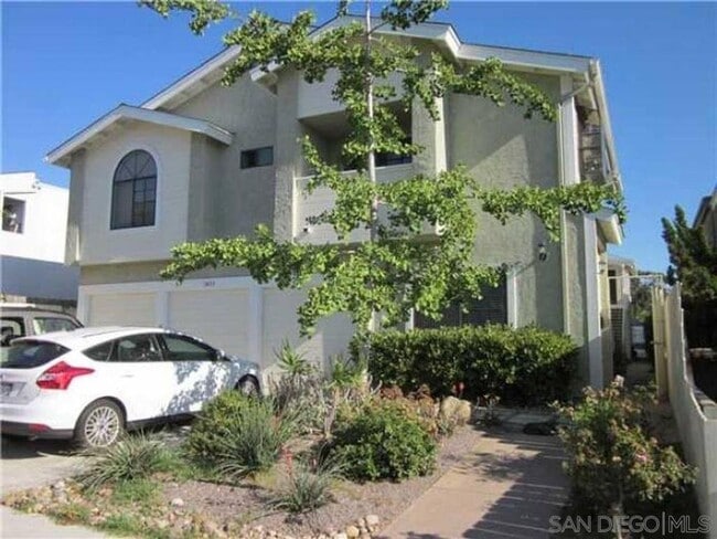 Building Photo - Light, Bright + Airy 2 Bed, 2 Bath Second Floor Condo in Highly Desirable Hillcrest! Unit 5