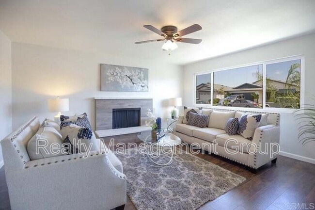 Photo - 888 Narwhal St