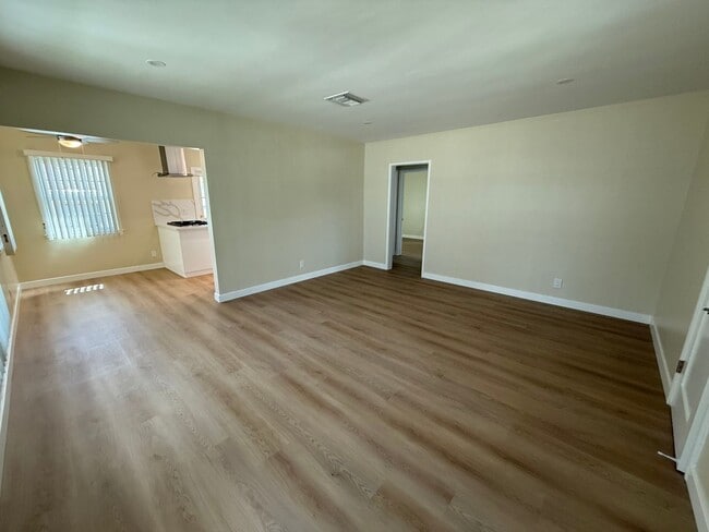 Photo - 1006-1008 W. Glenoak Unit 1006