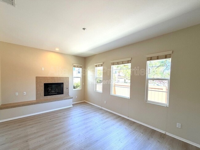 Photo - 1349 Isabella Way