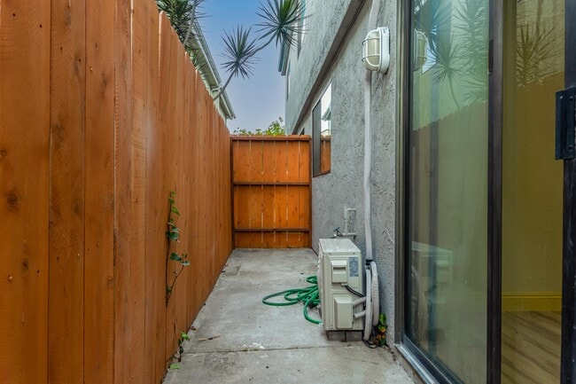Photo - 1463 Essex St