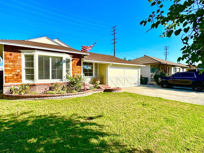 Photo - 3 Bedroom 2 Bathroom Lakewood House with Private Backyard down the street from Lakewood High School