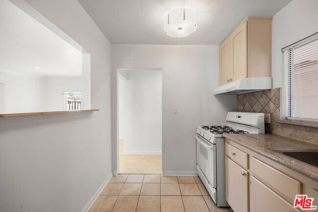 Photo - 435 1/2 W Elk Ave