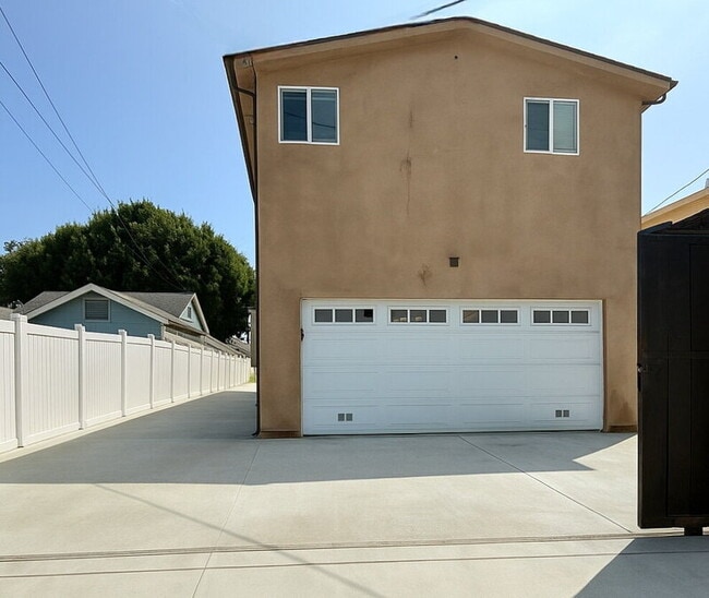 Photo - 829 E 74th St