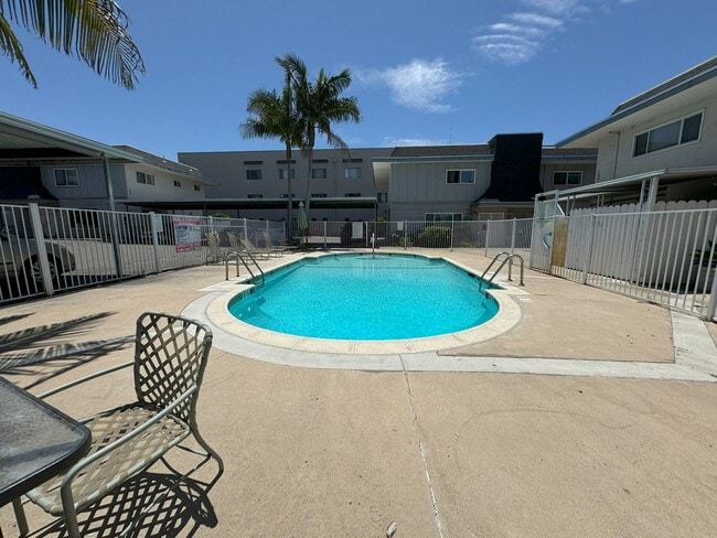 Building Photo - Beautiful 2 Story 2 Bed 1.5 bath Townhouse