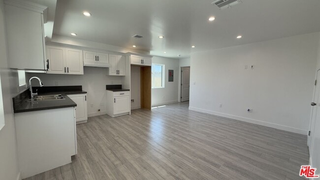 Building Photo - 9011 Holmes Ave