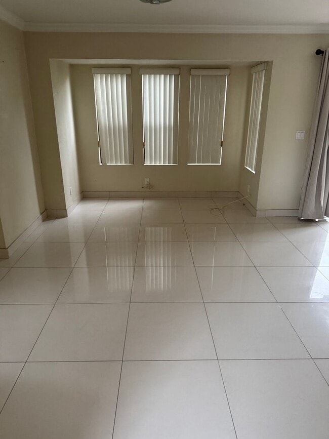 Building Photo - 2 Bedroom 2 Bath Condo in Chula Vista - $2...