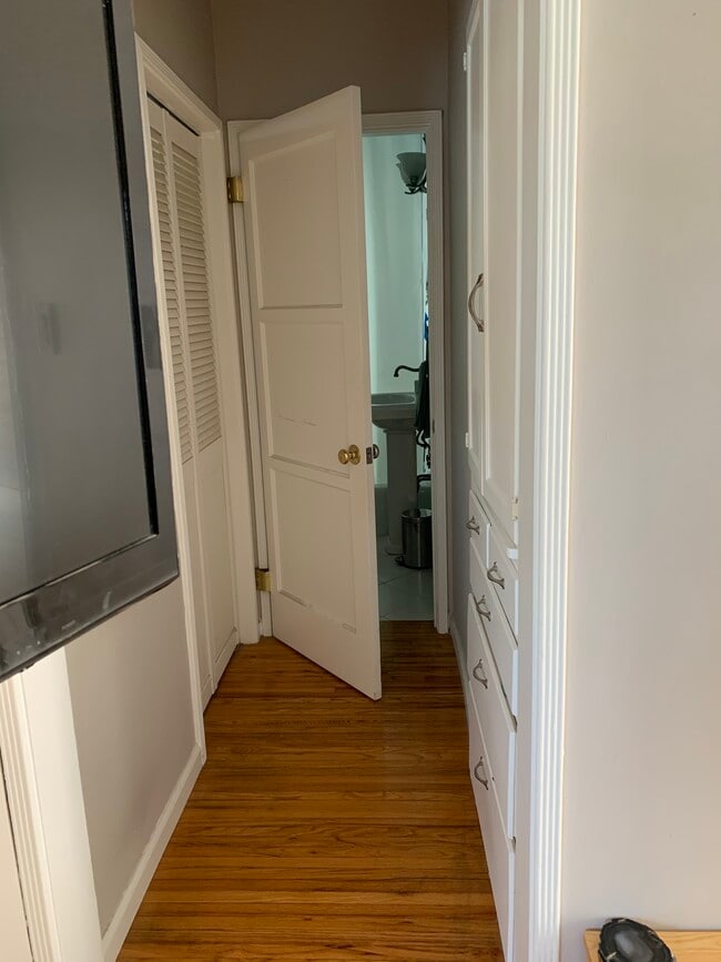 Hall to Bathroom & Linen Closet - 1242 24th St Unit #A