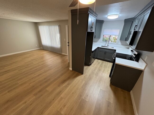 Photo - 5333 Russell Ave