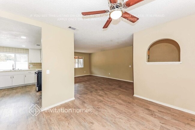 Photo - 5651 Louise St