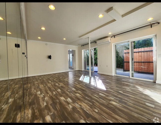Building Photo - 2127 Vine St Unit 3/4 Rental