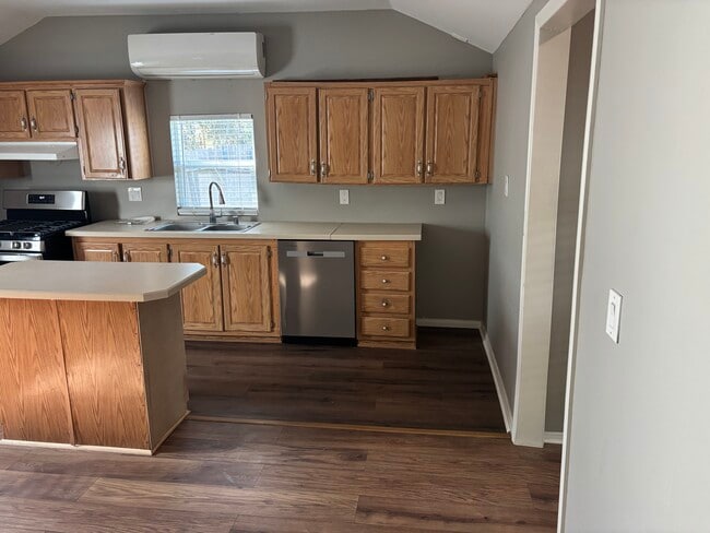 Building Photo - 1042 5th St