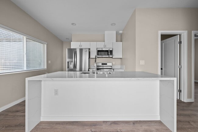 Building Photo - Private rooftop deck!