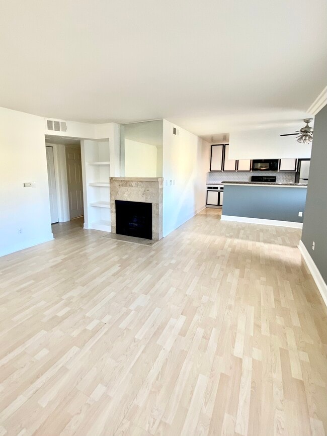 Building Photo - 7045 Woodley Ave Unit 212