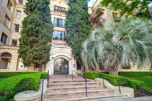 Photo - 109 N Sycamore Ave