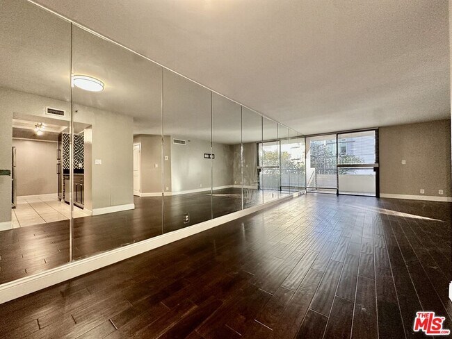 Photo - 600 W 9th St Unit 406