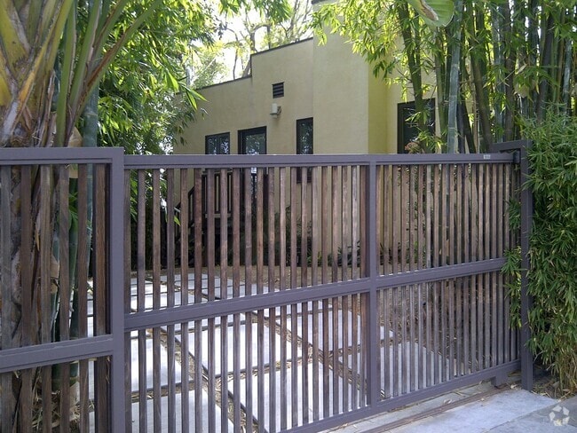 Building Photo - Luxury Remodeled Home on West Knoll in the...