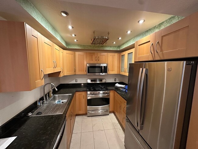 Building Photo - 2Bed/2Bath Corner Condo with Resort Amenities in Playa Del Rey