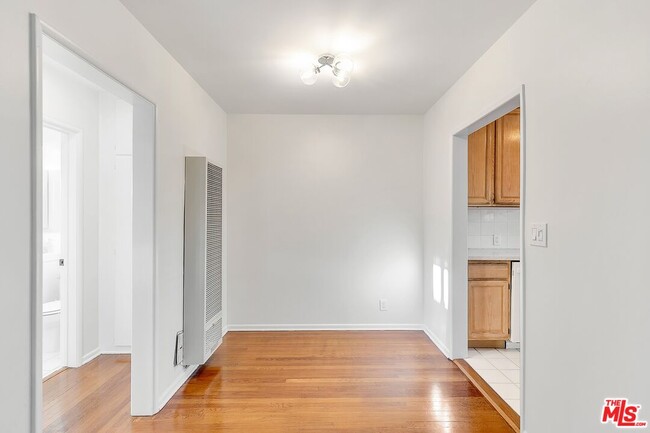 Photo - 2033 Euclid St Unit 11