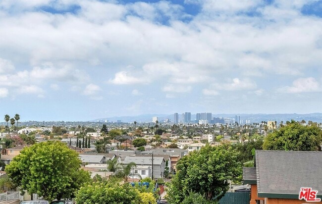 Photo - 4703-4704 Saturn St