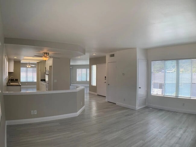 Building Photo - 4594 Cove Dr Unit 3