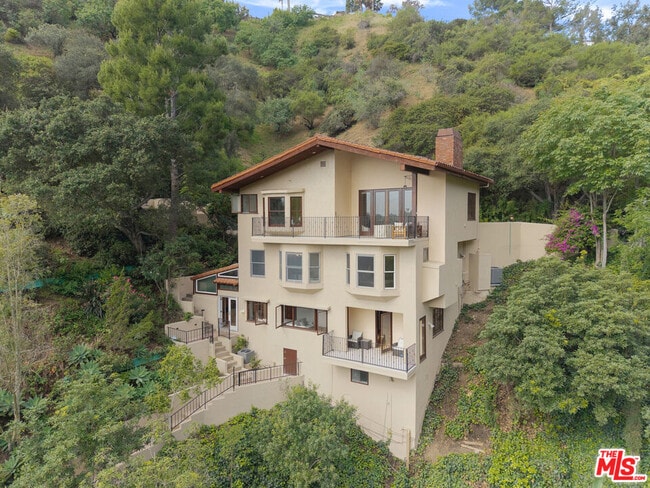 Building Photo - 10160 Cielo Dr