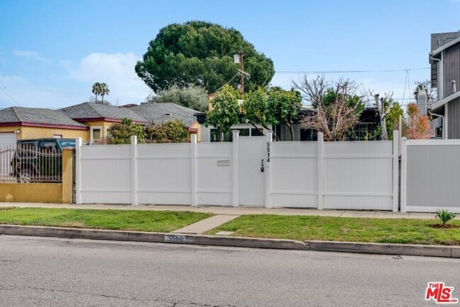 Photo - 5514 Woodman Ave