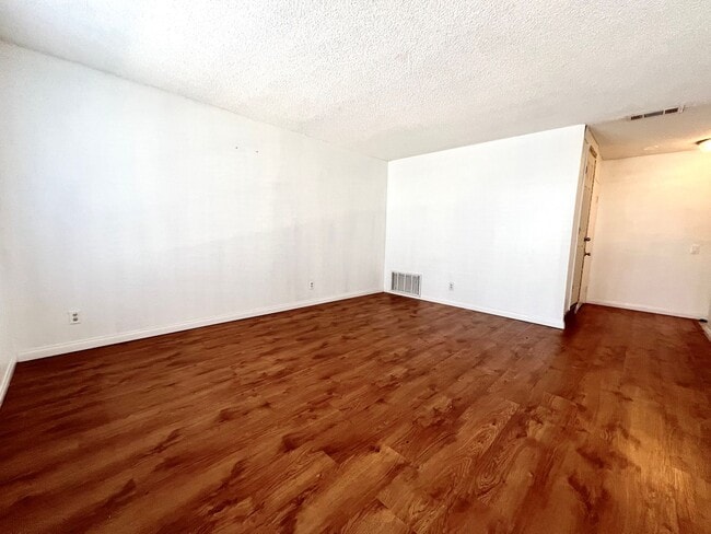 Photo - 1380 W 48th St