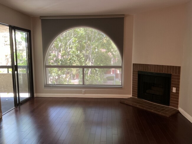 Beautiful architectural window with sunshade - 21650 Burbank Blvd Unit Woodland Oaks
