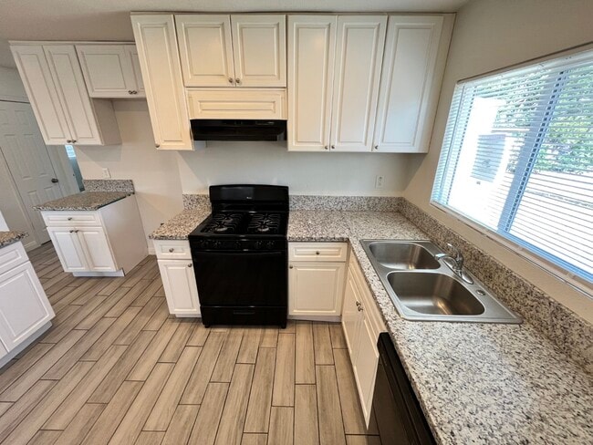 Photo - 848 W 29th St