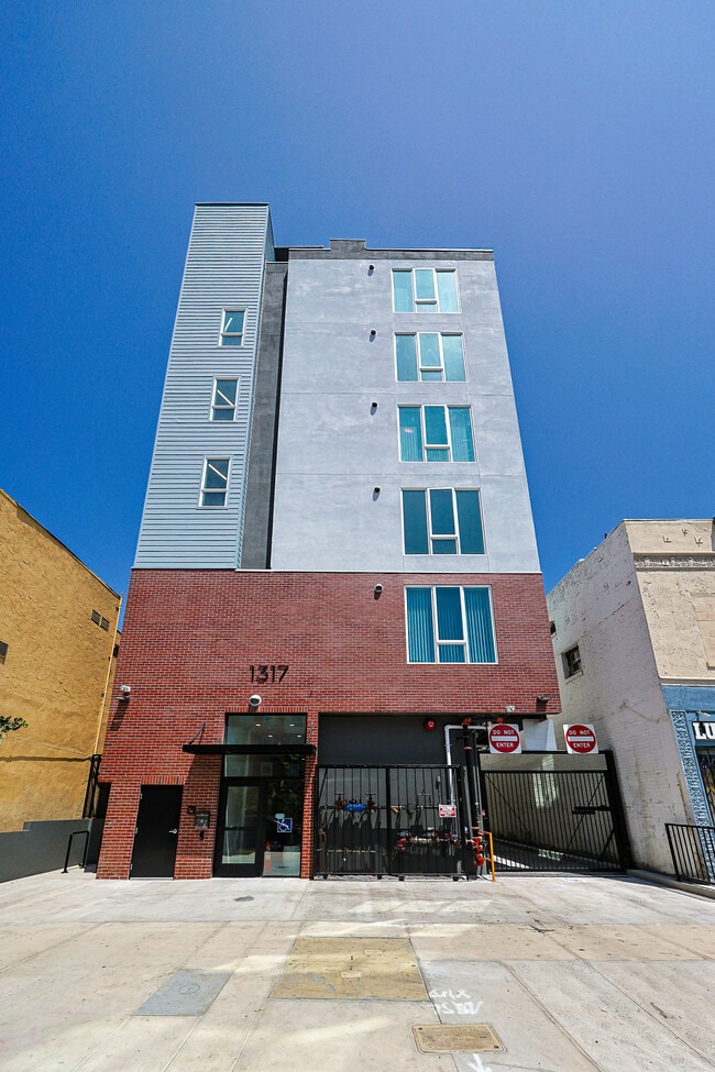 Photo - 1317 W Jefferson Blvd Apartments