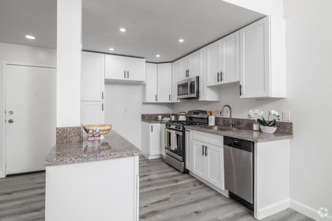 2BR, 2BA - 912SF - Kitchen - 825 S. Hobart Blvd. Unit 213