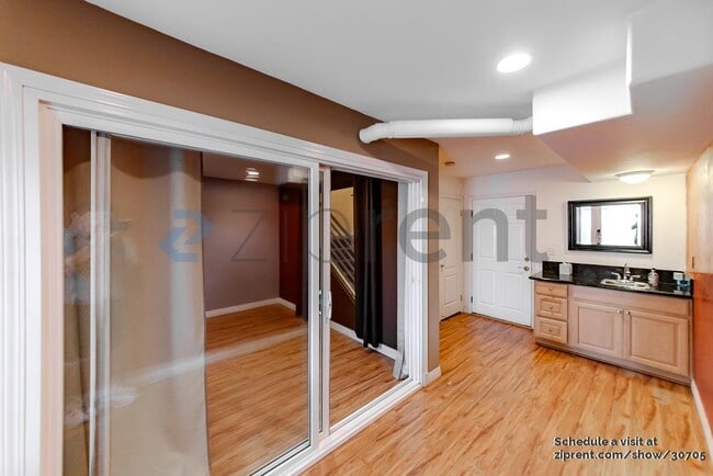 Photo - 11622 Oxnard St