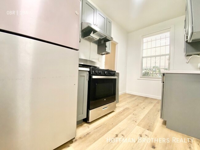 Building Photo - 960 S Oxford Ave