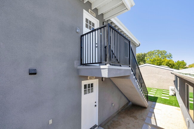 Building Photo - 1607 Vuelta Grande Ave Unit B
