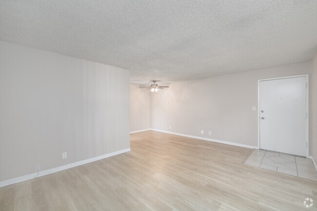 1BR, 1BA - 650SF - Living Room - Peppertree Apartments