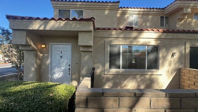 Building Photo - Townhouse in gated community near A.V. Col...