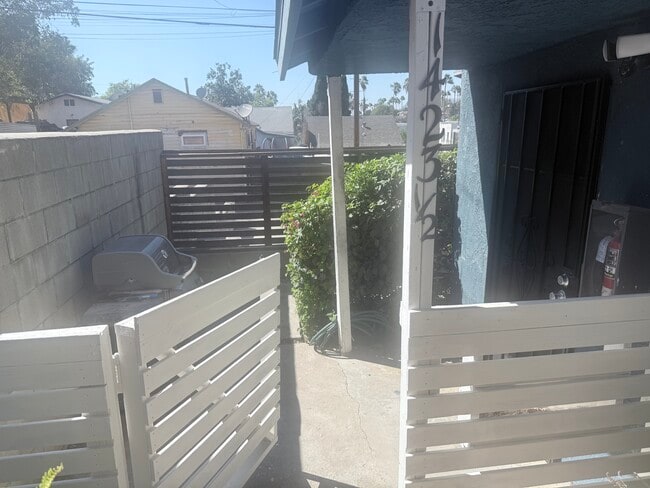 Apt enclosed area - 1423 Mohawk St Unit 1