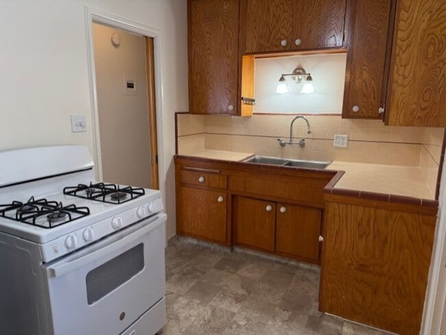 Building Photo - Thompson Unit #D