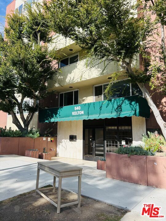 Building Photo - 540 Kelton Ave Unit 402