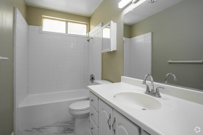 1BR, 1BA - 720SF - Bathroom - Seranado Fountain Apartments