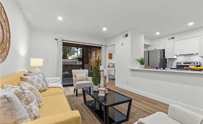 Welcome to this darling, turnkey condo loc... - Welcome to this darling, turnkey condo loc...