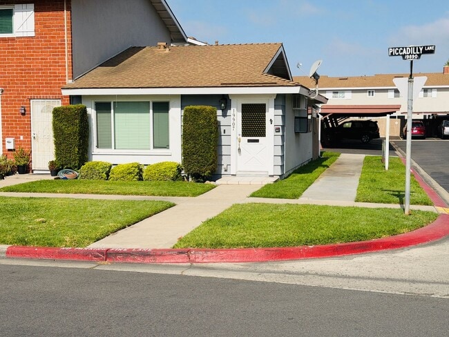 Photo - Turnkey Huntington Bay End Unit Near the Beach