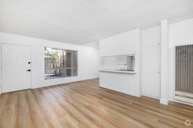 2BD, 1BA - 770SF - Living Room - University Manor Apartments