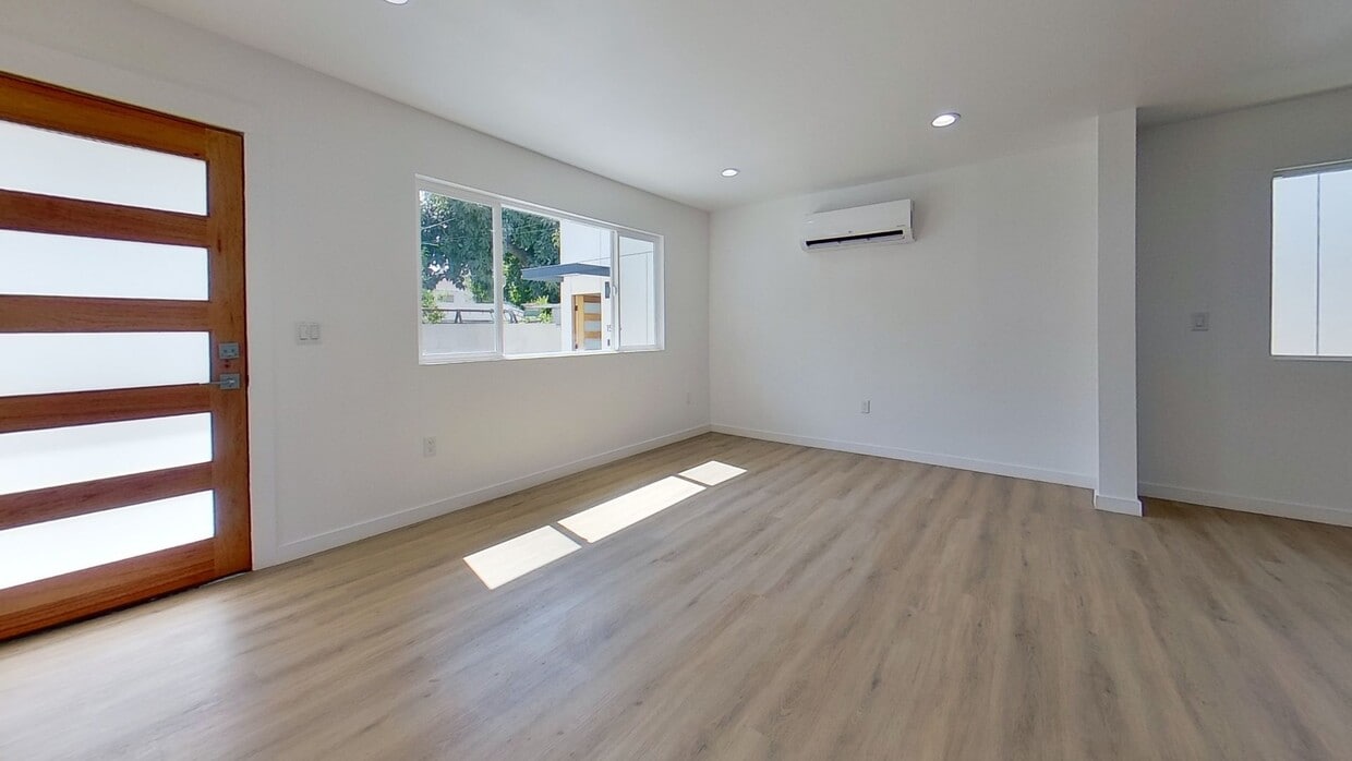 3D Tour - 1535 N Kingsley Dr