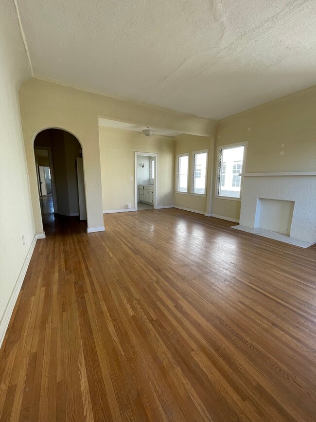 Building Photo - 417 N Gardner St Unit 419