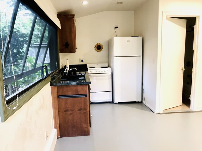 Building Photo - 640 Tabor Ln Unit Studio
