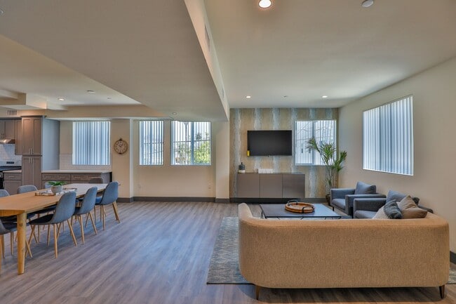 Building Photo - 1155 W 36th Pl