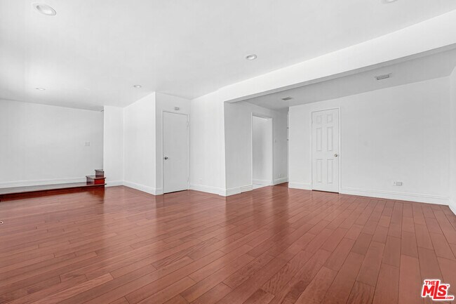 Photo - 7139 Hawthorn Ave Unit 3